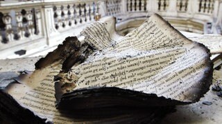 Vom Feuer zerstörte Schriften nach dem Brand in der Herzogin Anna Amalia Bibliothek zu Weimar