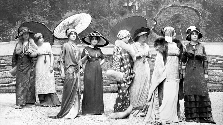 Defilee von Paul Poiret in seinem Garten in Paris, 1910