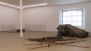 Joseph Beuys mit den Kunstwerken "Feuerstaette"