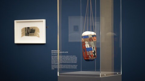 Seit 2023 präsentiert das Arp Museum Bahnhof Rolandseck einen Teil seiner Sammlung unter dem Titel "Kosmos Arp - ein Künstlerpaar der Avantgarde".