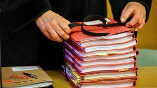 Fünf Männer stehen in Trier vor Gericht, weil sie Anleger um ihr Geld gebracht haben soll.