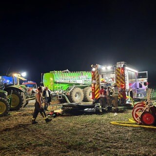 Güllefahrzeuge als Löschhilfe. Beim Brand in Grosselfingen haben Landwirte beim Löschen geholfen.