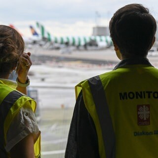 Finn Dohrmann (rechts) und Melisa Ergül-Puopolo stehen im Terminal 1 des Frankfurter Flughafens an einer Fensterscheibe mit Blick auf das Vorfeld. Sie sind als Abschiebebeobachter in kirchlichem Auftrag am Flughafen bei vielen dieser Rückführungen dabei. Ihre Aufgabe ist es, "Verstöße gegen die Verhältnismäßigkeit von eingesetzten Mittel und Verletzungen humanitärer Ansprüche" zu dokumentieren. 