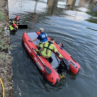 Feuerwehr Heilbronn im Neckar im Einsatz
