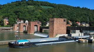 Schleuse von Heidelberg mit Frachtschiff. Archivfoto.
