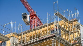 Gerüst und Kran an einem Neubau 