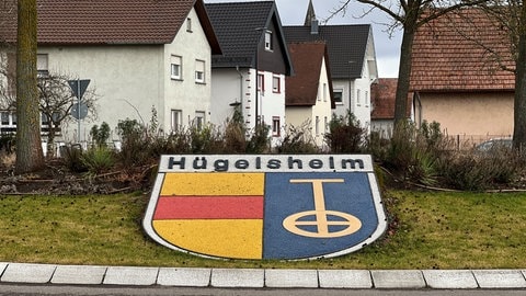 Das Wappen von Hügelsheim im Landkreis Rastatt auf einer Wiese. Bei der Bundestagswahl war die Partei hier besonders erfolgreich.
