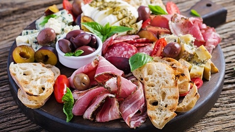 Platte mit verschiedenen Antipasti