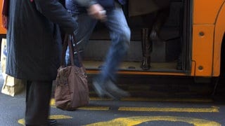 Menschen an der Tür eines Linienbusses (Symbolbild)