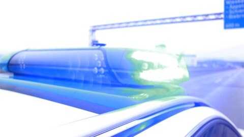 Ein Polizeiauto ist auf der Autobahn auf dem Weg zu einer Einsatzstelle.