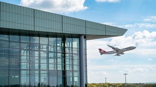 Wegen Drohnensichtungen ist der Flugbetrieb am Findel Airport in Luxemburg am Montagabend unterbrochen worden.