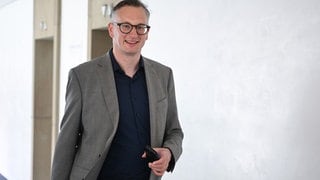 Andreas Schwarz, Vorsitzender der Grünen-Fraktion im Landtag Baden-Württembergs, geht zu einer Sitzung. Er ist mit 94 Prozent wiedergewählt worden.