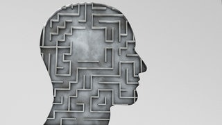 Kopf, darin ein Labyrinth (Illustration): Wer in einer psychischen Krise steckt, kann schnell überfordert sein: Ein paar kurze Coachingsessions oder jahrelange Psychoanalyse auf der Couch? Welche Art von Psychotherapie ist für wen hilfreich? 