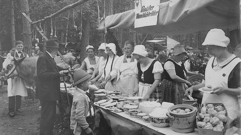Historische und aktuelle Bilder vom Handkäs-Fest in Lustadt