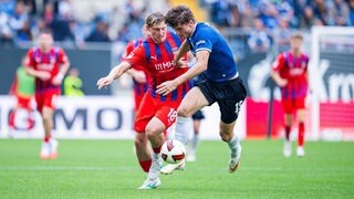 Alessandro Vogt (1. FC Heidenheim) im Zweikampf mit Maximilian Großer (Arminia Bielefeld).