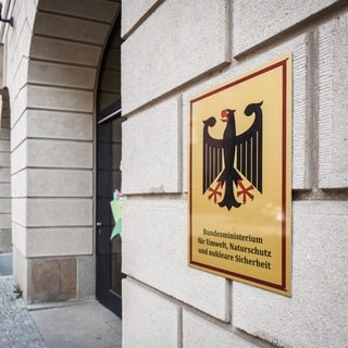 Schild mit Bundesadler an der Fassade des Bundesministeriums für Umwelt, Naturschutz und nukleare Sicherheit