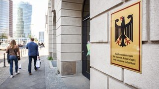 Schild mit Bundesadler an der Fassade des Bundesministeriums für Umwelt, Naturschutz und nukleare Sicherheit