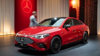 Ein Mercedes CLA Elektrofahrzeug bei einer Präsentation von Mercedes-Benz