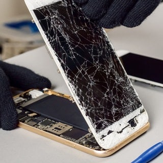 Kaputtes Smartphone wird geöffnet