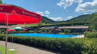 Das Schwimmbecken des Waldfreibads in Öschingen (Kreis Tübingen).