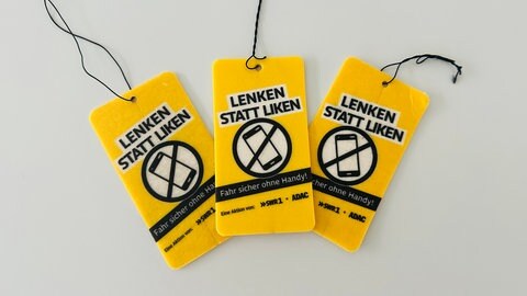 Bio-Duftbäume mit dem ADACSWR1 Aktionslogo "Lenken statt liken: Fahr sicher ohne Handy" 