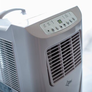  Symbolbild einer mobilen Klimaanlage in einer Wohnung, am Arbeitsplatz oder im Homeoffice.