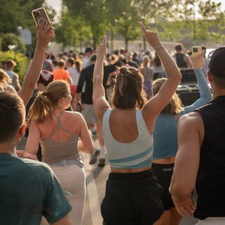 Eine Gruppe von Joggern und der DJ am mobilen Mischpult auf dem ersten "Run and Rave" in Konstanz.