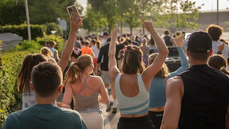 Eine Gruppe von Joggern und der DJ am mobilen Mischpult auf dem ersten "Run and Rave" in Konstanz.