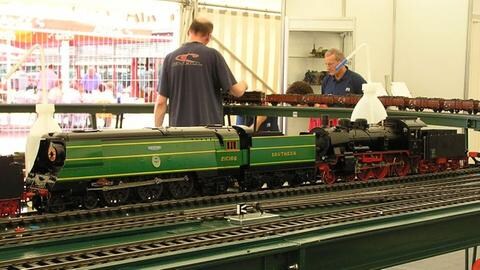 Ein Modell der Bulleid Pacific 21C166 Spitfire und der Schnellzug-Dampflokomotive 03 132. Lieferbar sind die Live Steam Modelle als Bausatz oder auf Wunsch auch als Fertigmodell.