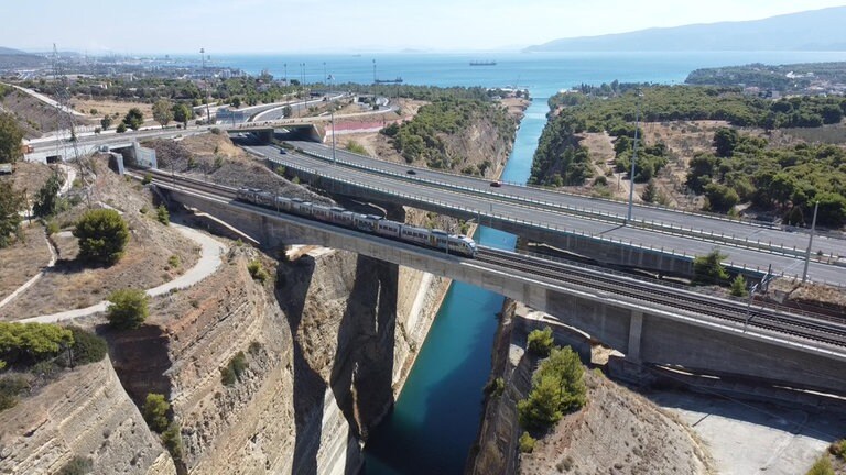 Gelenktriebwagen vom Typ Desiro überquert den Isthmus von Korinth