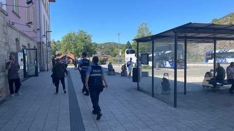 Eine Frau hat die Polizei gerufen. Das passiert am Bahnhof von Idar-Oberstein häufiger. 