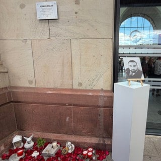 Eine Gedenktafel ür den getöteten DB-Mitarbeiter Serkan Çalar hängt nun am Gleis 1 vom Hauptbahnhof Mannheim.
