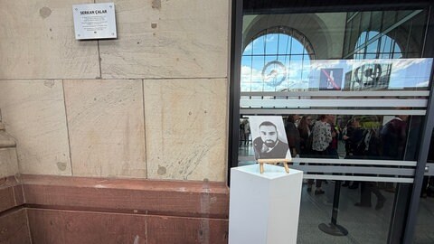 Eine Gedenktafel ür den getöteten DB-Mitarbeiter Serkan Çalar hängt nun am Gleis 1 vom Hauptbahnhof Mannheim.