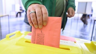 Ein Mann wirft seinen Wahlbriefumschlag für die Bundestagswahl 2025 ein (Symbolbild). Doch der Trend zur Briefwahl lässt nach. 