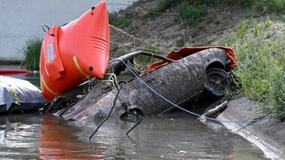 Eigentlich war das mal ein schönes Auto. Vermutlich wurde der Manta vor Jahrzehnten in der Donau versenkt.