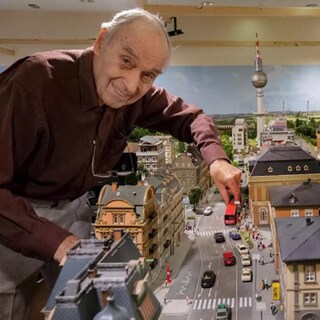 Mann mit Modelleisenbahn