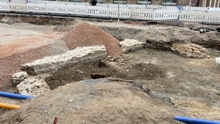 Unter der Binger Straße sind bei Straßenbahnbauarbeiten historische Mauerreste aufgetaucht.