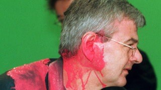 Joschka Fischer (Grüne), kurz nachdem er auf dem Sondersparteitag der Grünen zum Kosovo-Krieg von einem Farbbeutel getroffen wurde.