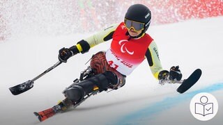 Die Para Ski Sportlerin Anna-Lena Forster bei den Paralympics in China. Anna-Lena Forster tritt auch am Feldberg im Slalom an. Rechts das SWR Logo für Leichte Sprache.