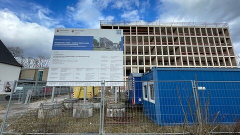 Seit Jahren soll der Fachbereich Architektur der Hochschule Trier in das ehemalige Gebäude der Staatsanwaltschaft am Irminenfreihof einziehen. Doch das Bauprojekt kommt einfach nicht voran, klagt Dekan Matthias Sievieke.