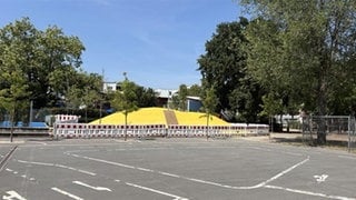 Der gelbe Spielhügel auf dem Pausenhof ist abgesperrt