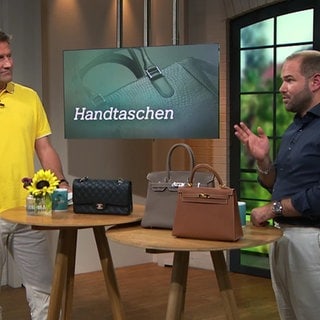 Moderator Jens Hübschen und Auktionator Ferdinand Eppli sprechen über Handtaschen