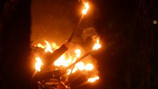 In Pforzheim (Baden-Württemberg) bilden Neonazis mit Fackeln eine Kette. Anlass ist der Jahrestag des alliierten Luftangriffs auf Pforzheim.