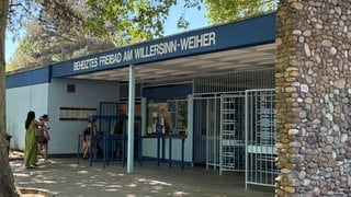 Der Eingang zum Willersinn-Freibad in Ludwigshafen. Im Freibad ist ein Kind ums Leben gekommen. Ein Badegast entdeckte den Vierjährigen leblos unter Wasser.
