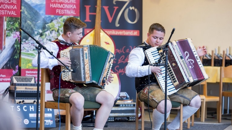 Zwei junge Musiker 2024 beim Steirischen Harmonika Festival. 