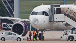 Ein Flugzeug der Air Cairo steht nach einem Hagelschauer beschädigt am Flughafen in Stuttgart. 