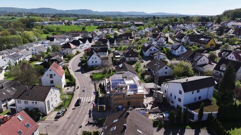 Das Haus in der Mitte befindet sich mitten in der Sanierung, hier wird serielle gedämmt und um ein zusätzliches Stockwerk erweitert.