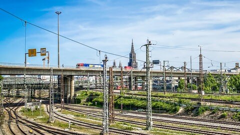 Von Januar 2026 bis Ende 2029 soll die marode Wallstraßenbrücke ersetzt werden. Mit 160 Metern ist ein Kran im Einsatz, der auf Augenhöhe mit dem Ulmer Münster ist.