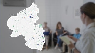 Eine Sprechstundenhilfe ruft einen Patienten in einem Wartezimmer auf