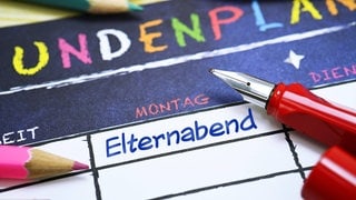 Symbolbild: Stundenplan mit der Aufschrift Elternabend